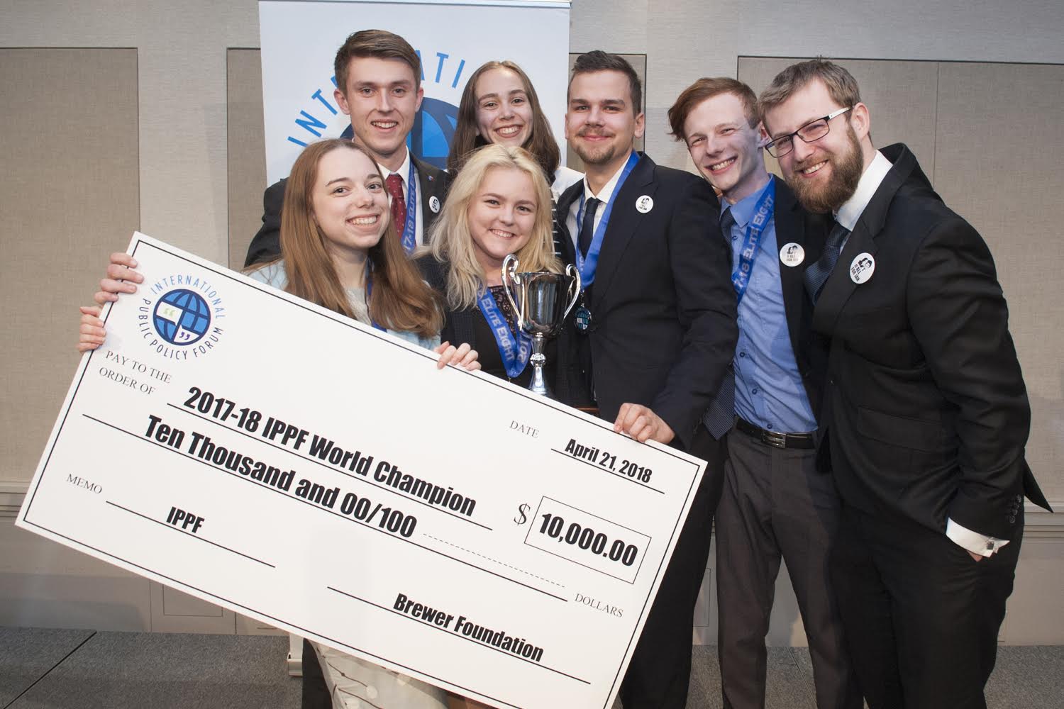 Študenti z LEAF Academy zožali svetový úspech – stali sa víťazmi medzinárodnej debatnej súťaže v New Yorku